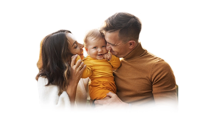 Seguro de vida Família - mãe e pai com o filho bebê no colo.